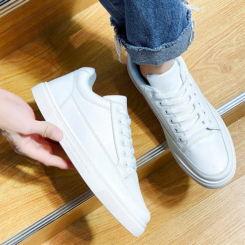 Tênis Masculino em Couro Marcanzzi MZ377 em couro ecológico premium com cadarço ajustável, solado antiderrapante e design versátil para estilo e conforto.