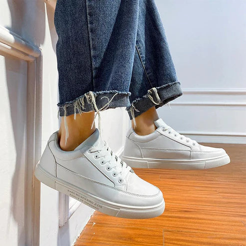 Tênis Masculino em Couro Marcanzzi MZ377 em couro ecológico premium com cadarço ajustável, solado antiderrapante e design versátil para estilo e conforto.