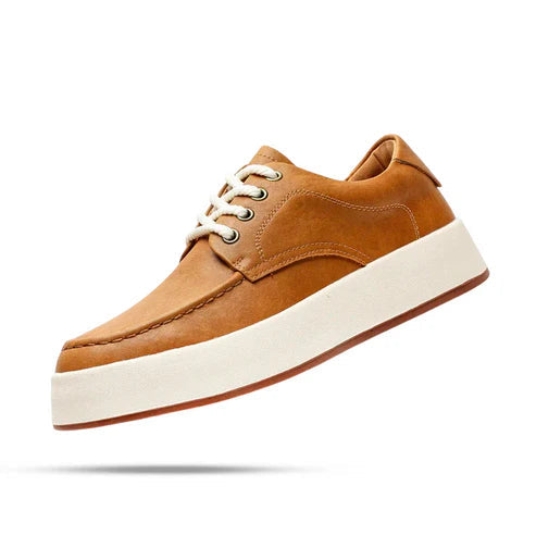 Tênis Masculino em Couro Marcanzzi MZ386 feito em couro premium com acabamento refinado e sola de borracha resistente para estilo moderno e casual.