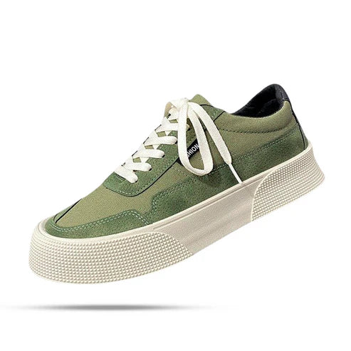 Tênis Masculino em Couro Marcanzzi MZ390 em couro premium com design minimalista, sola reta e cadarço para visual moderno, versátil e confortável.