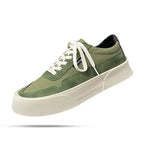 Tênis Masculino em Couro Marcanzzi MZ390 em couro premium com design minimalista, sola reta e cadarço para visual moderno, versátil e confortável.