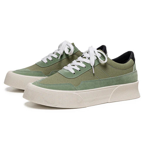 Tênis Masculino em Couro Marcanzzi MZ390 em couro premium com design minimalista, sola reta e cadarço para visual moderno, versátil e confortável.