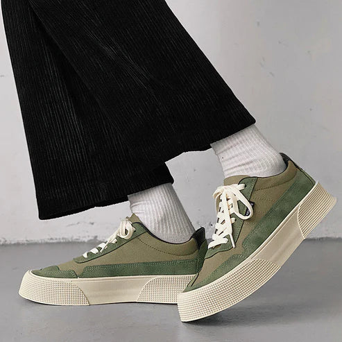 Tênis Masculino em Couro Marcanzzi MZ390 em couro premium com design minimalista, sola reta e cadarço para visual moderno, versátil e confortável.