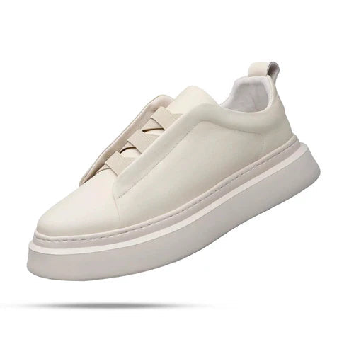 Tênis Masculino em Couro Marcanzzi MZ431 feito em couro premium com acabamento manual, sola antiderrapante e design elegante para looks casuais e formais.