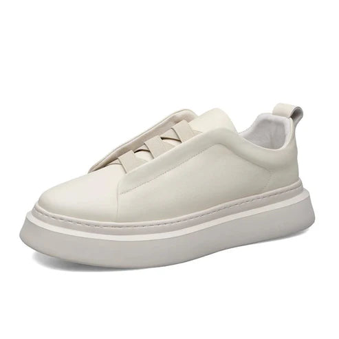 Tênis Masculino em Couro Marcanzzi MZ431 feito em couro premium com acabamento manual, sola antiderrapante e design elegante para looks casuais e formais.